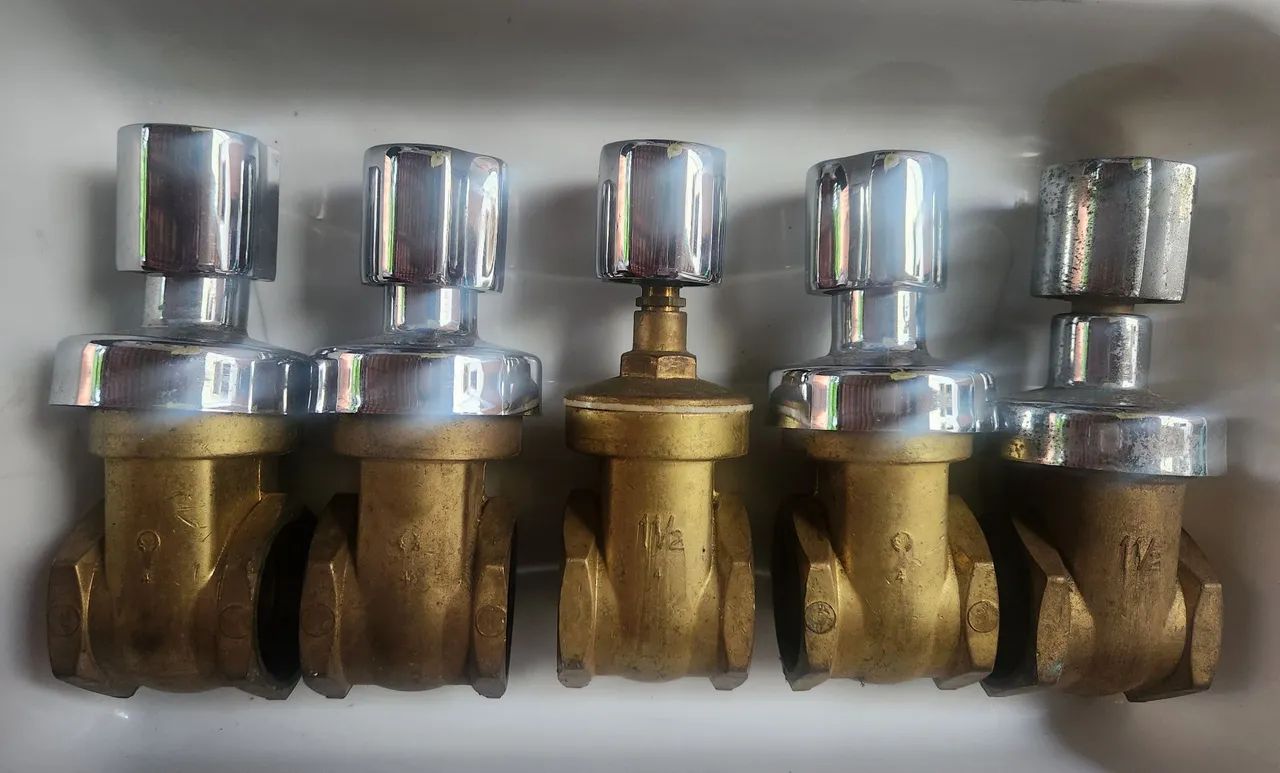 05 Registros de gaveta Bometal<br>R$ 450,00