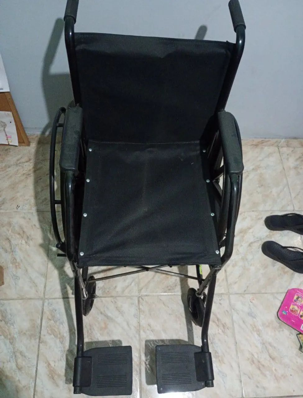 Vendo cadeira de rodas nova - Foto 4