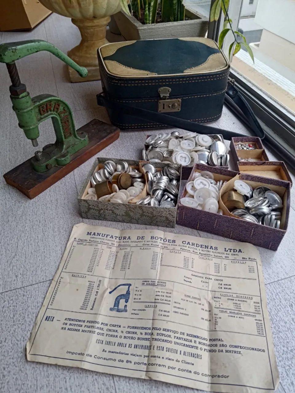 Kit Vintage Maquina Balancim Graziano + Maleta Retrô e Lote de Matrizes/Botões Cardenas