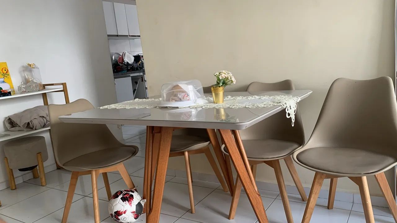 Mesa com 4 cadeiras 