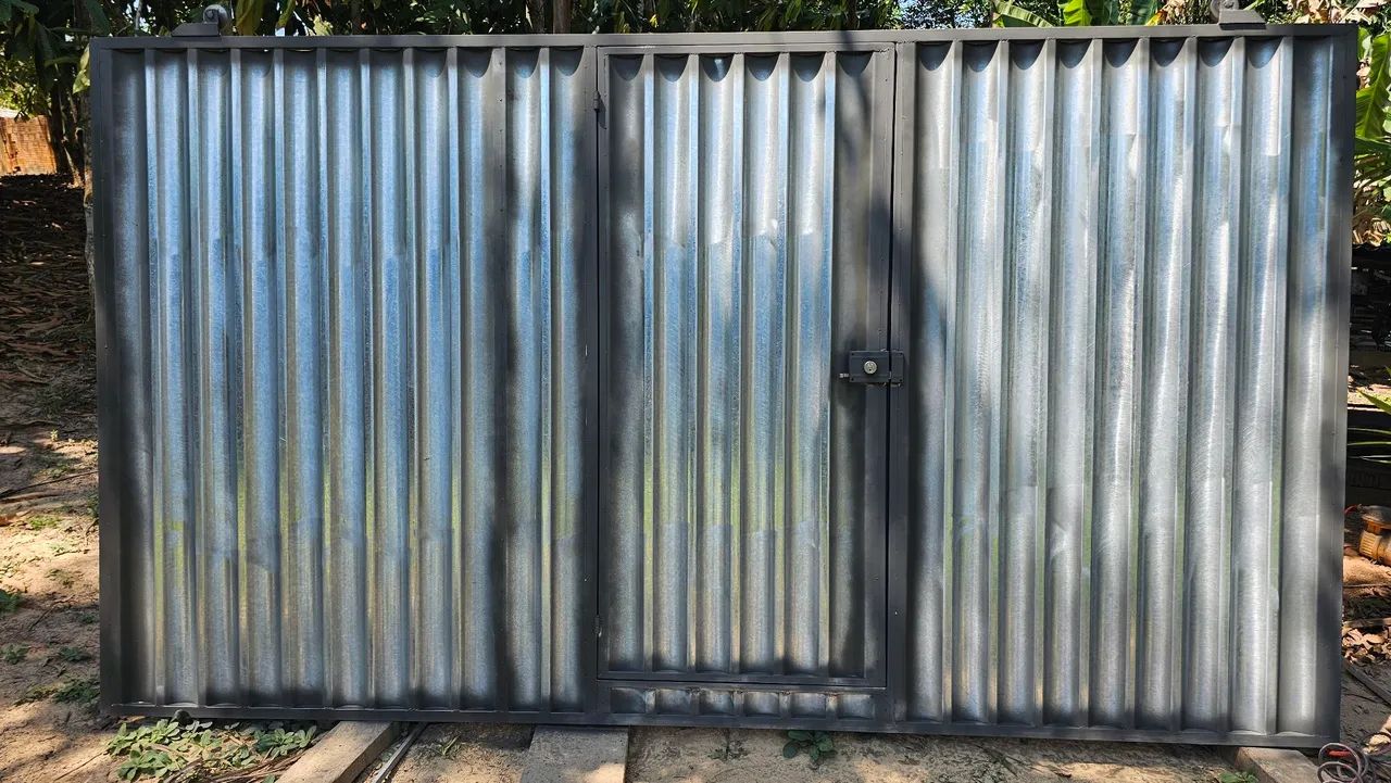 PORTÕES NOVOS INSTALADOS.