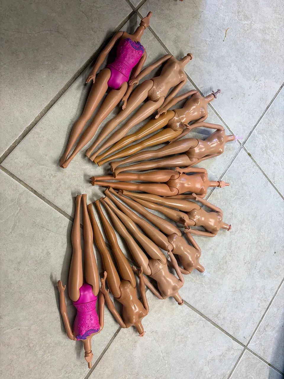10 corpinhos de Barbies variadas básicas 
