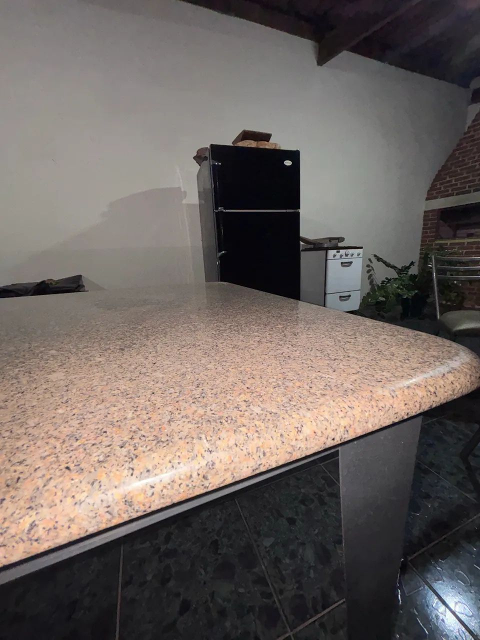 Mesa com tampo de granito com 6 cadeiras  - Foto 4