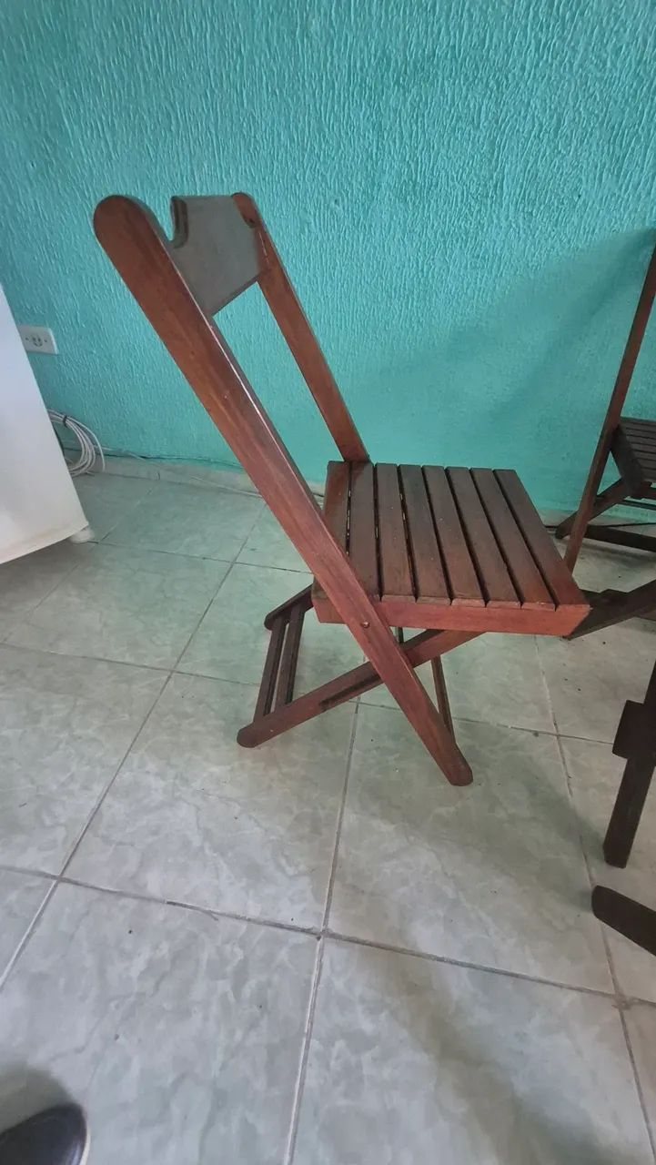 Mesa de madeira com 4 cadeiras. Dobrável.  Envernizada. - Foto 3