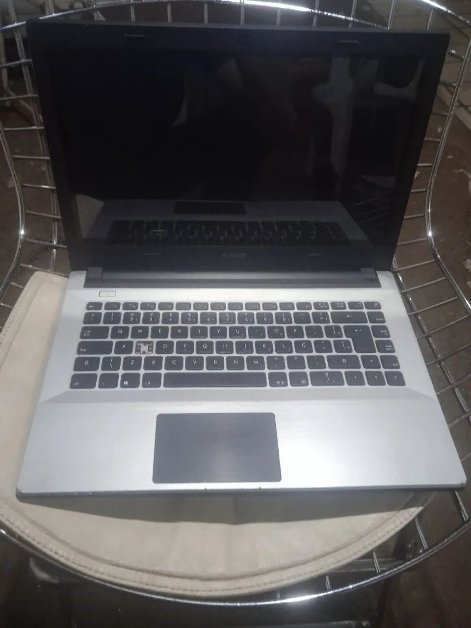 Vende-se notebook semi-novo funcionando perfeitamente 