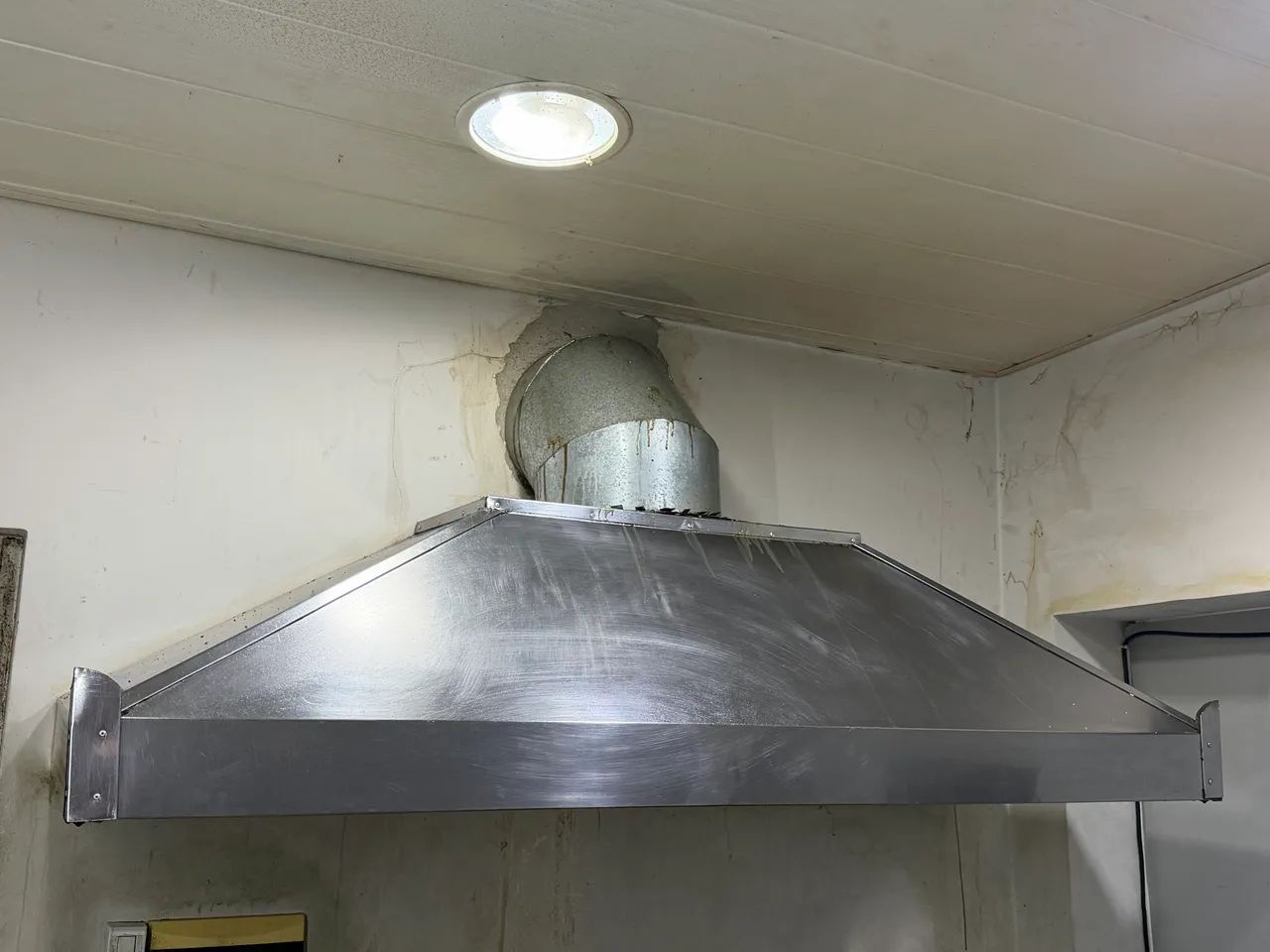 Coifa em inox com motor. 