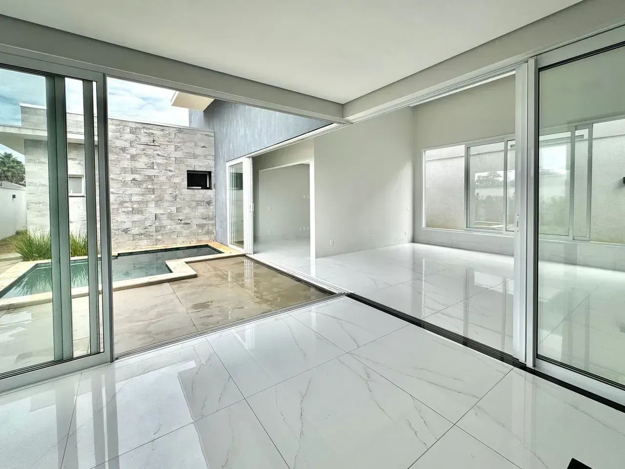 Casa térrea para venda com 234 m2 com 3 quartos no Condomínio Florais dos Lagos - Cuiabá -