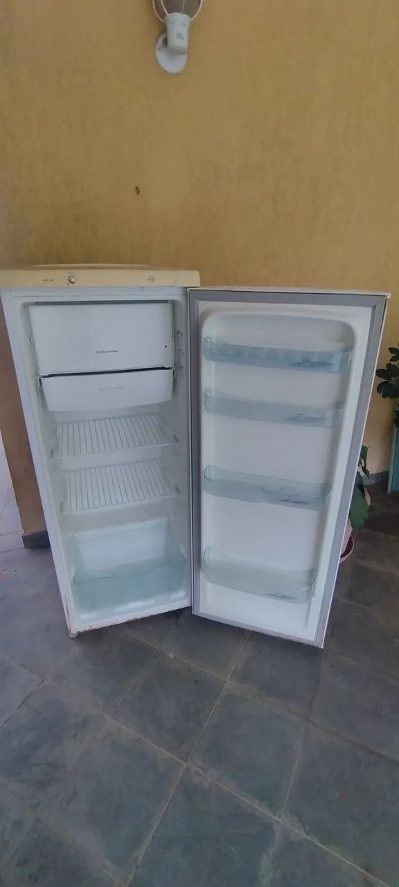 Geladeira Eletrolux RE26 240litros - Foto 4