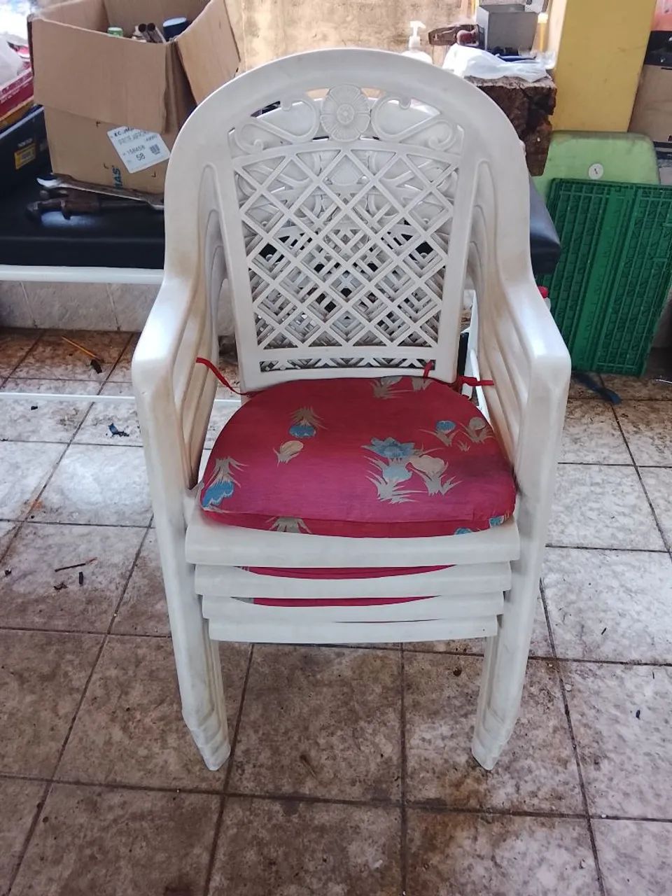 Mesa plástica com 4 cadeiras  - Foto 4