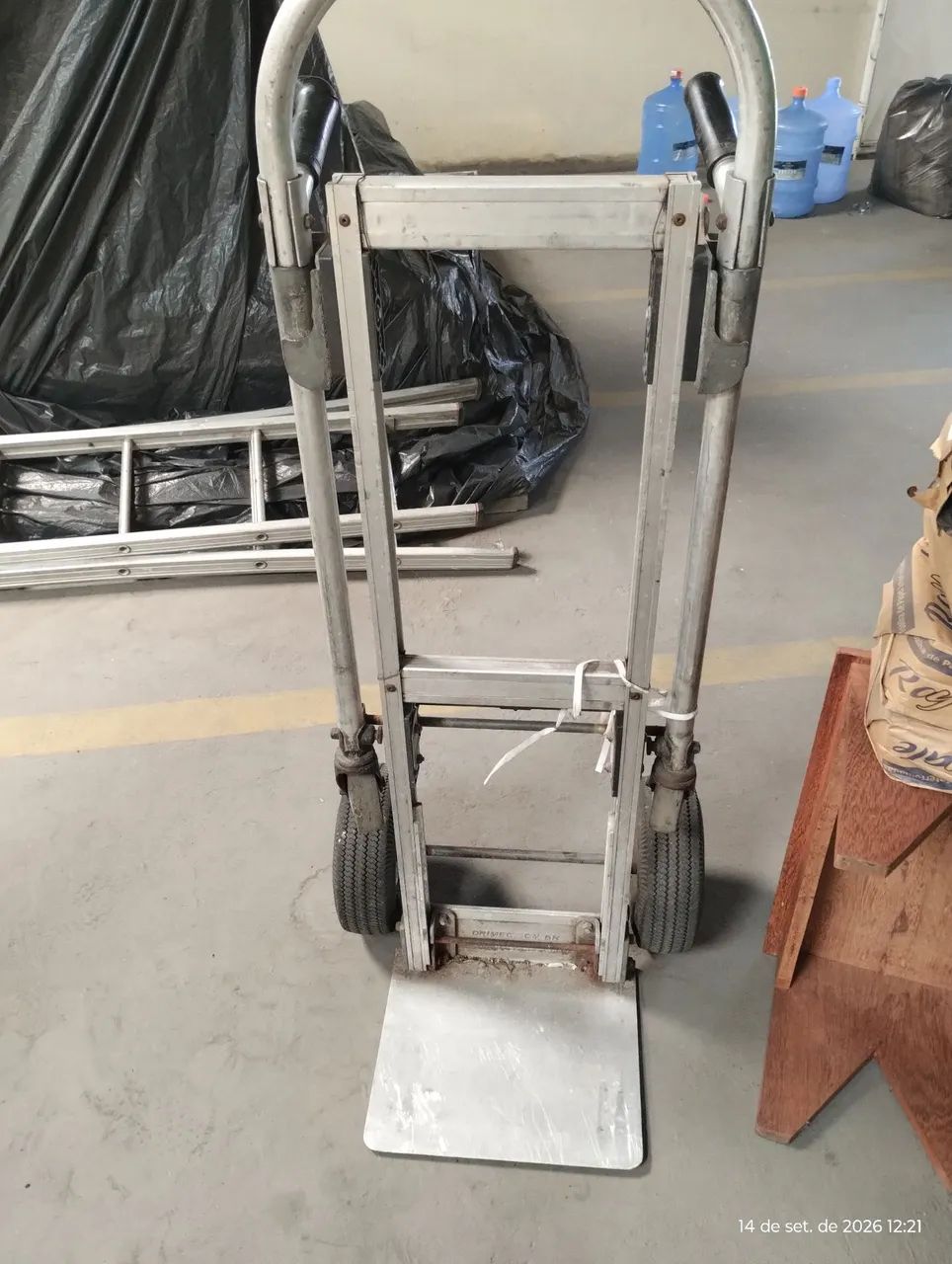 Vendo carrinho em alumínio ideal para transportar caixas - Foto 2