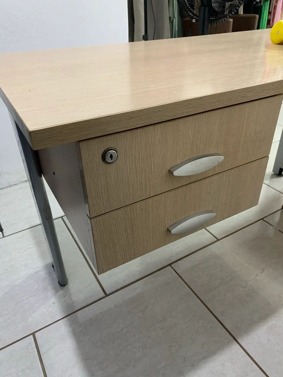 Mesa de escritório creme  - Foto 2