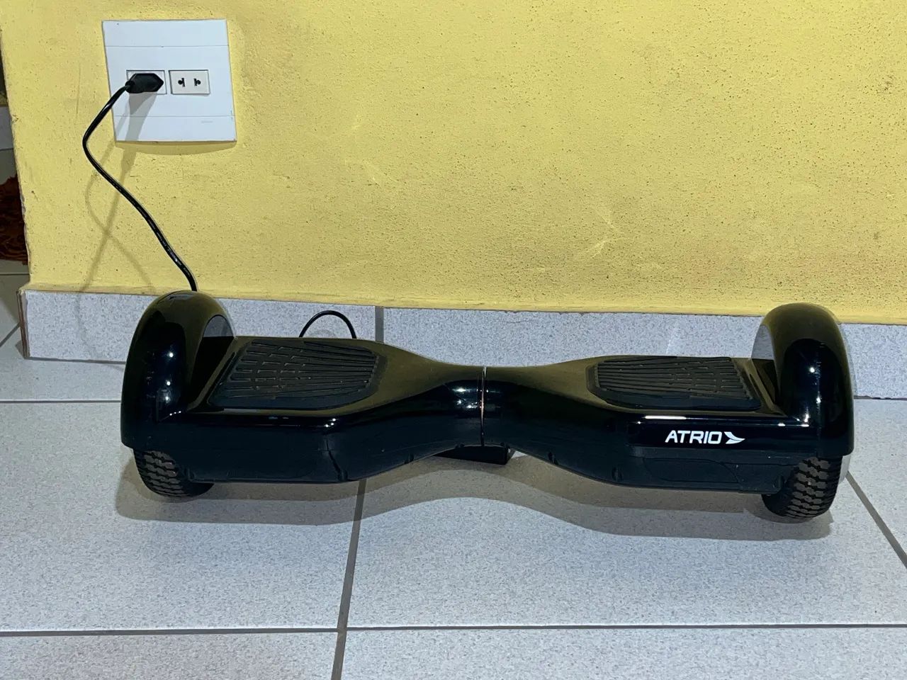 Este hoverboard preto é um modelo da marca Atrio com rodas de 6,5 polegadas e luzes LED.