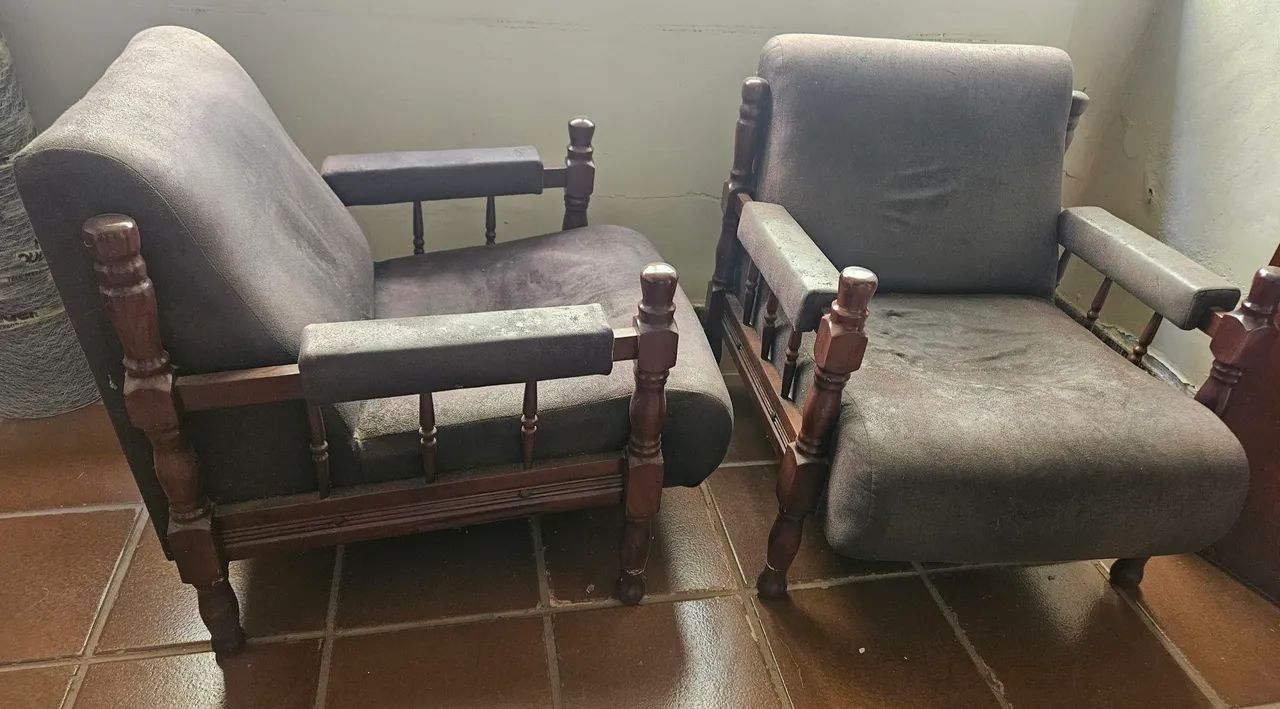 02 Poltronas Clássicas, estrutura madeira maciça 