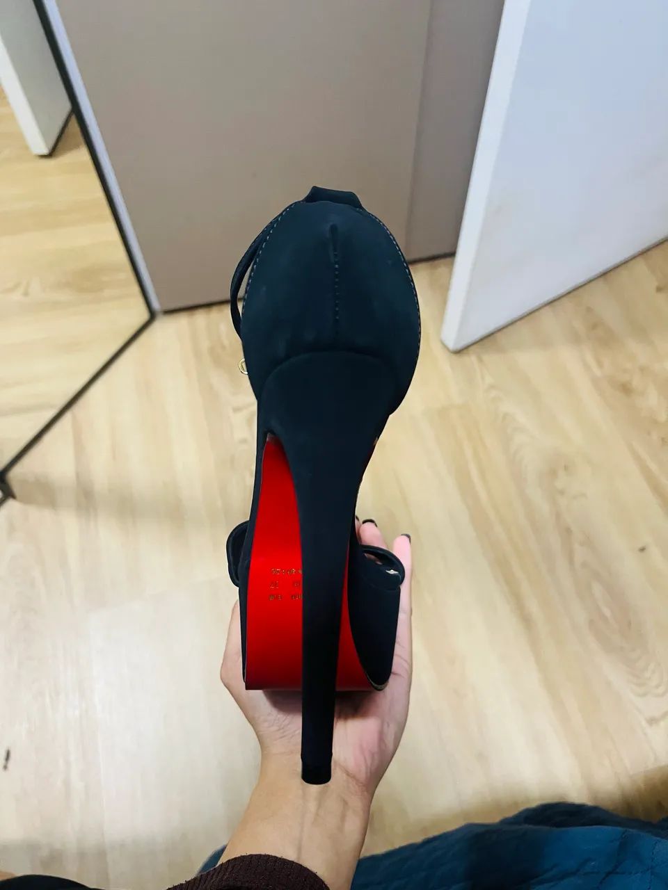 Salto 15cm. Preto com solado vermelho  - Foto 2