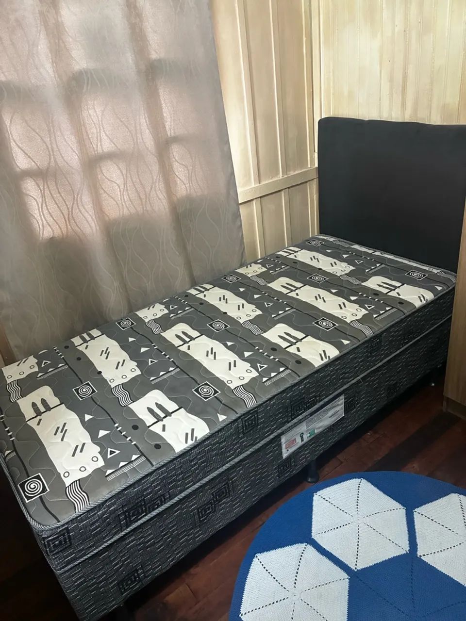Cama de solteiro com colchão - seminova e bem conservada - Foto 2