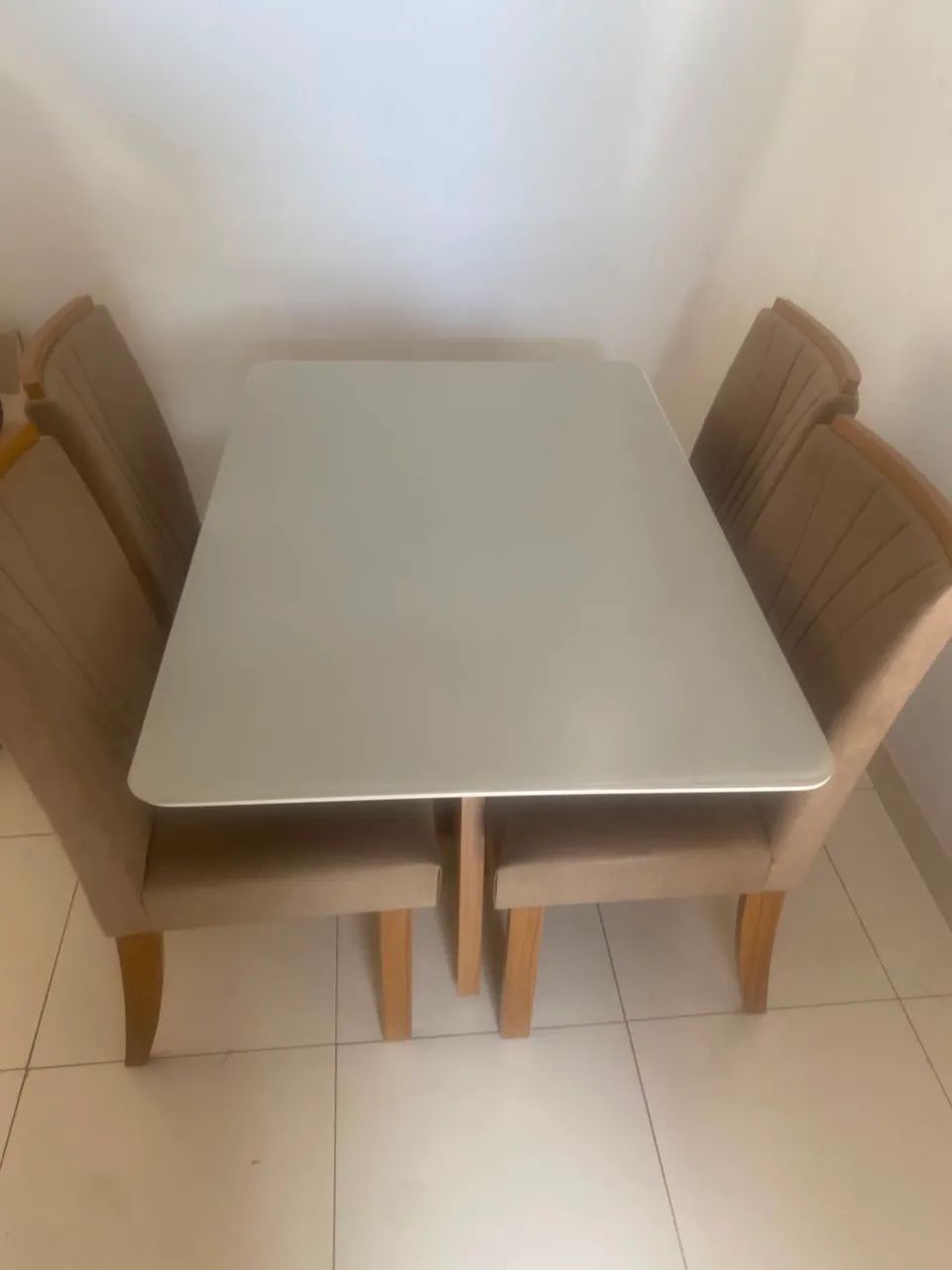Mesa de jantar com 04 cadeiras 