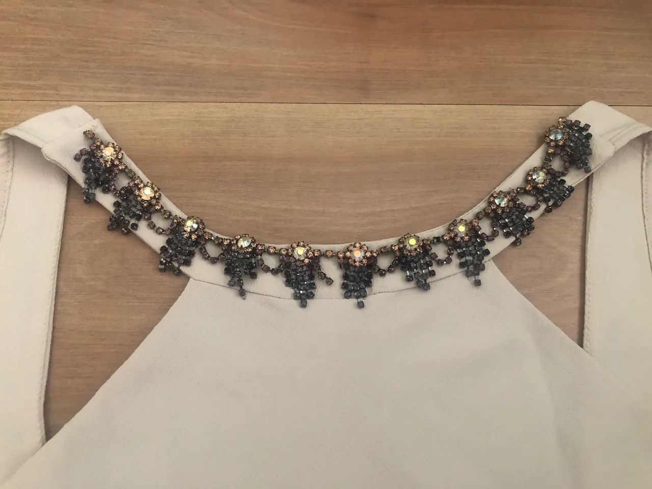 Blusa bege com pedrarias  - Foto 4