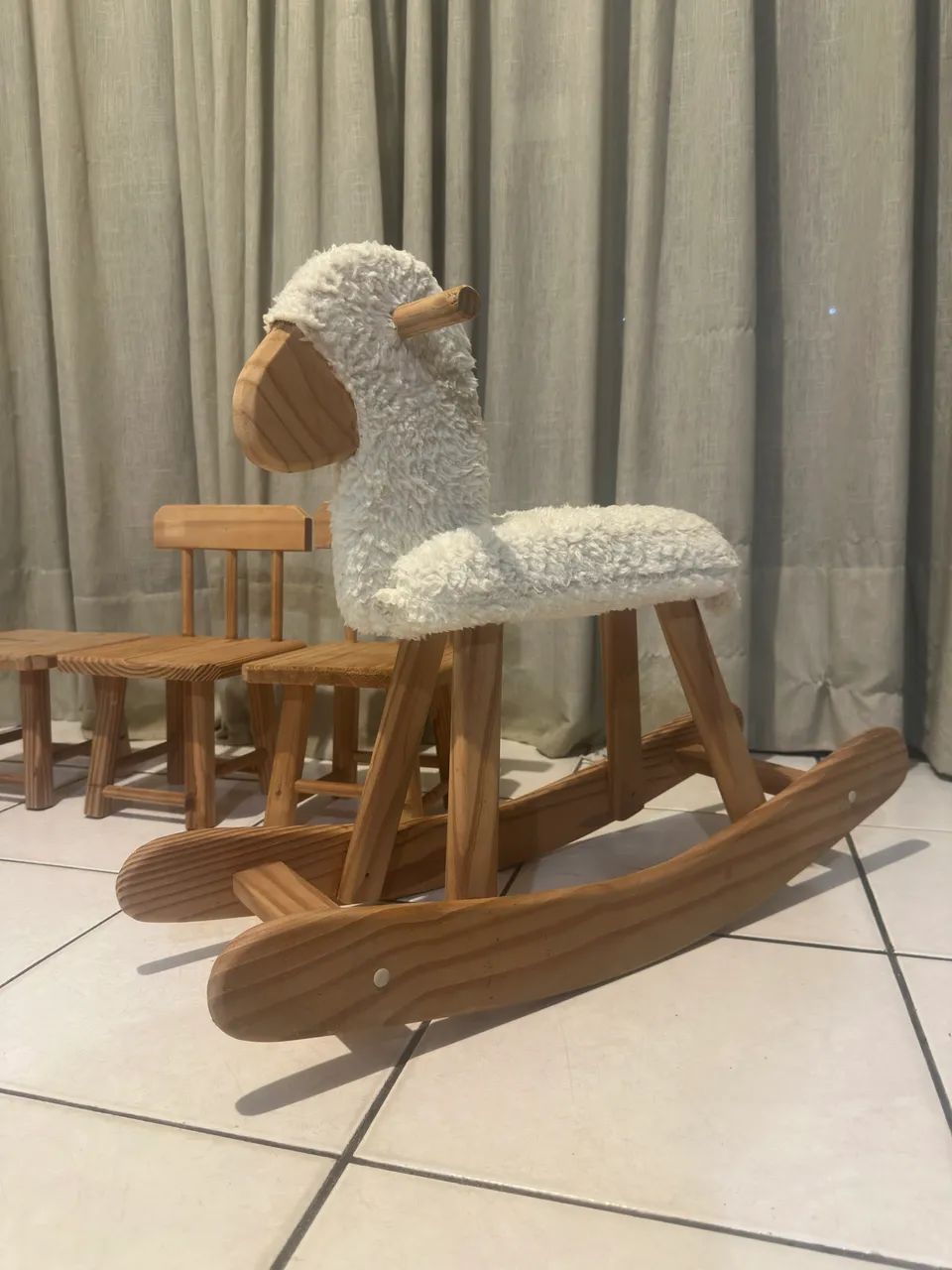 Banquinhos, cadeirinhas e balanço de madeira infantil  - Foto 3