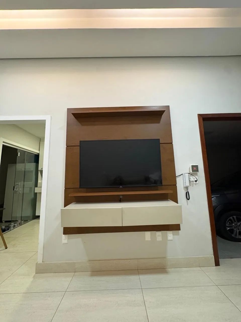 Painel de TV suspenso com 2 gavetas