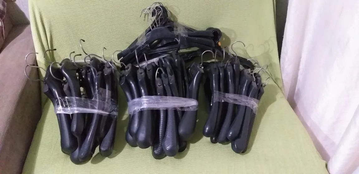 Cabides vários modelos plástico e madeira  - Foto 2
