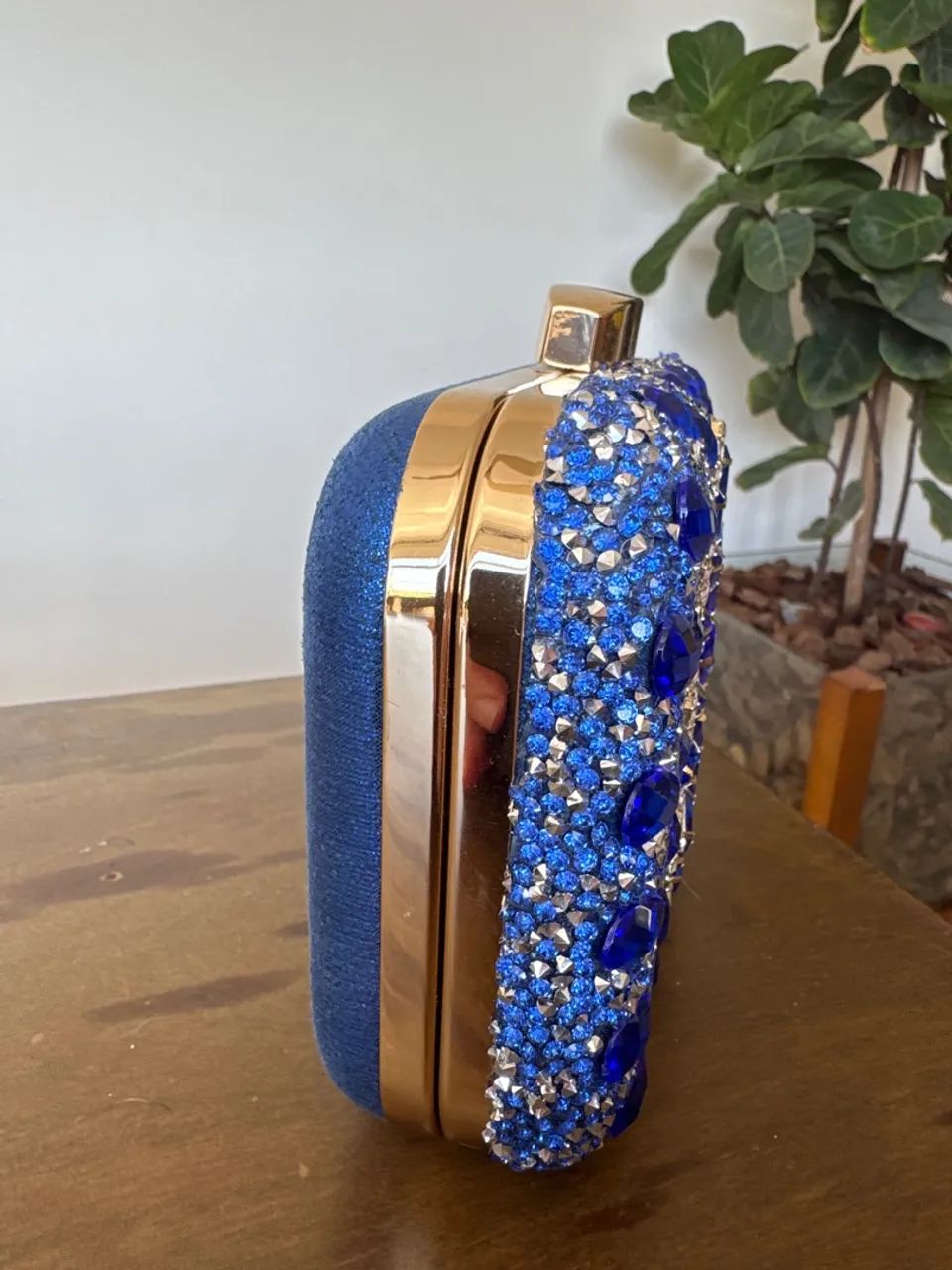 Clutch azul bordada com pedraria  - Foto 2