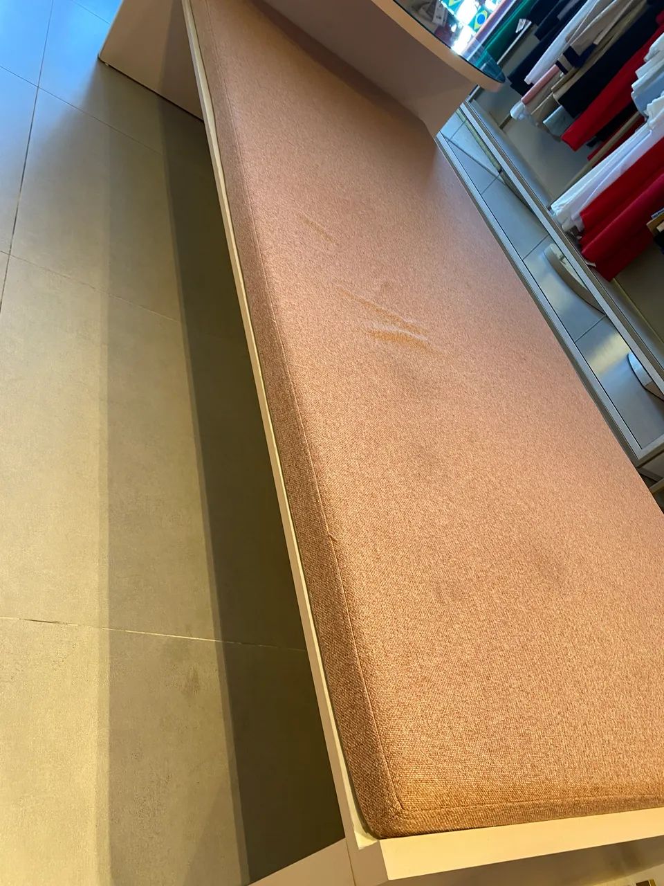 Sofá com mesa de apoio espelhada 