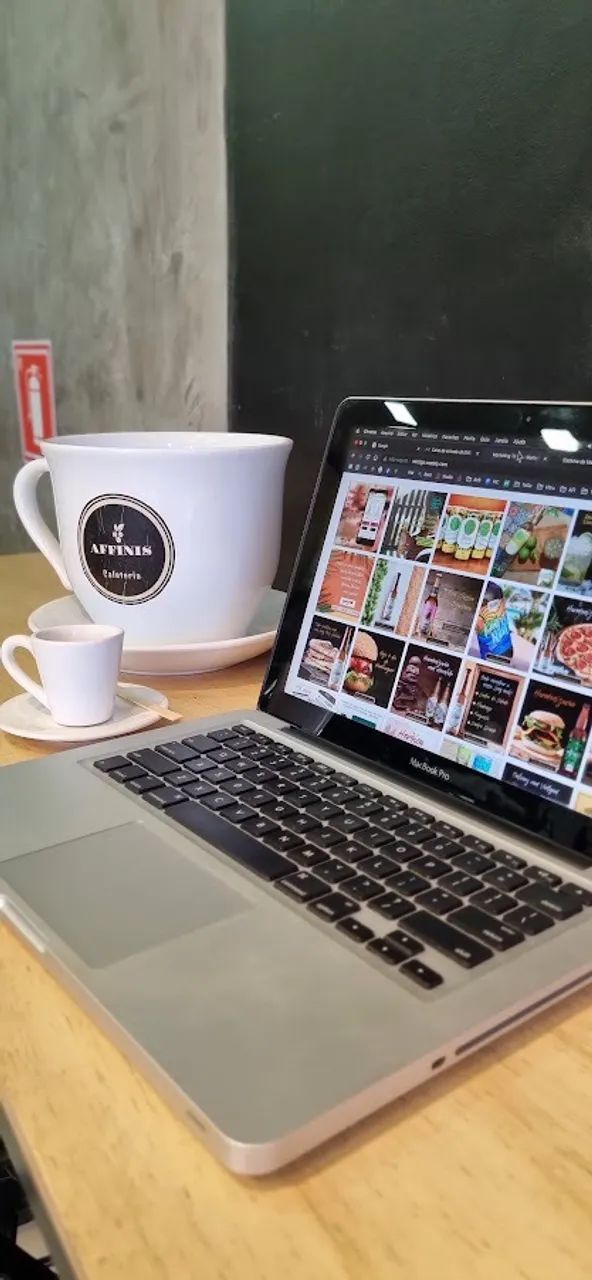 MacBook Pro 2.5 Intel Core I5 8RAM Perfeito com aplicativos Adobe e Microsoft