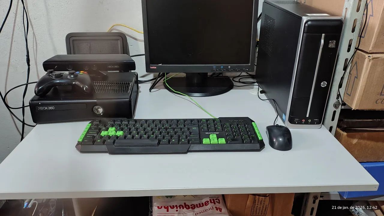 Mesa de computador e estudos linda 