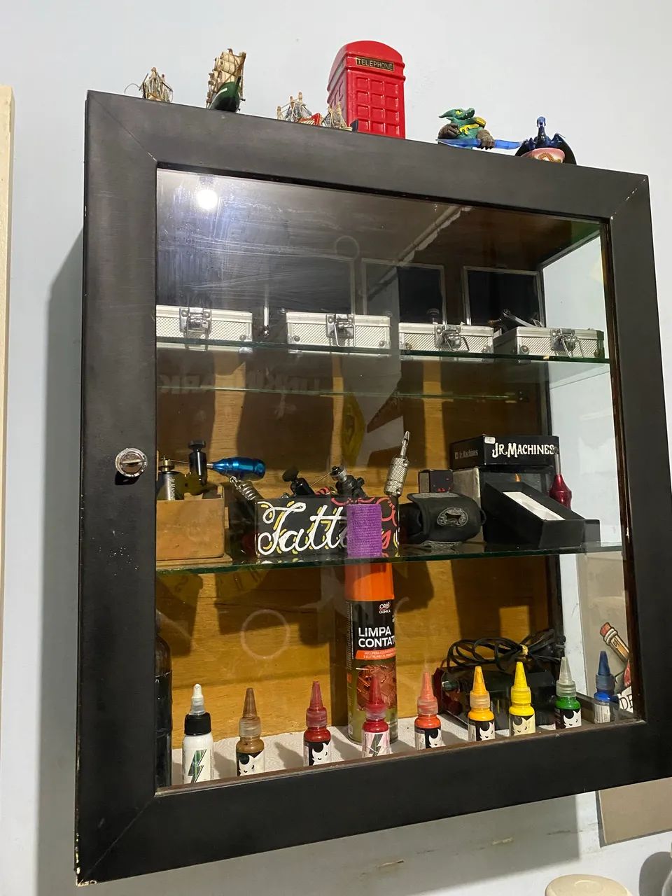 Vitrine de madeira com vidro medindo 60 por 58 cm  - Foto 5
