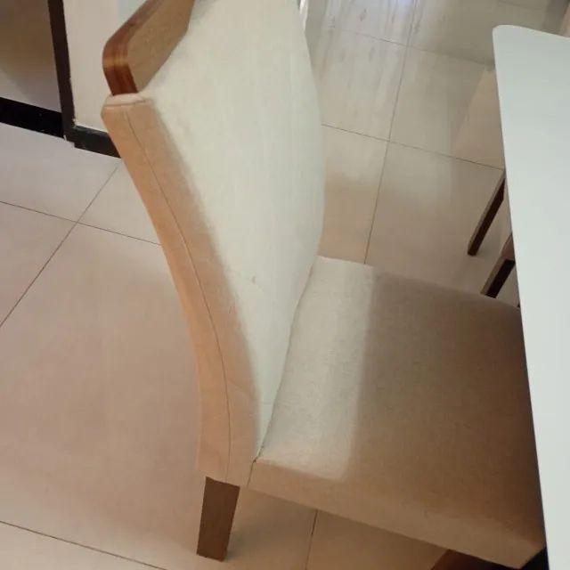 Mesa de jantar 4 cadeiras com estofados semi nova  - Foto 4