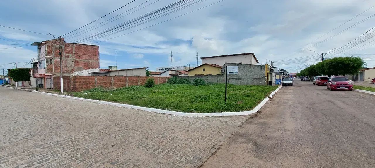 EXCELENTE TERRENO DE ESQUINA NO CENTRO DE EXTREMOZ.