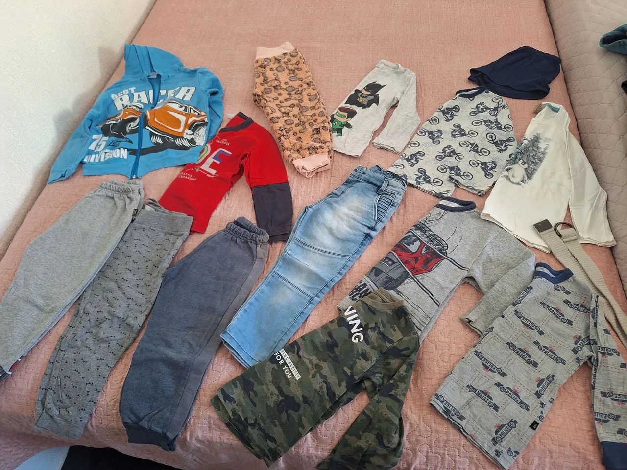 Roupas menino tamanho 3 e 4 calçados  tamanho 24 e 25/26