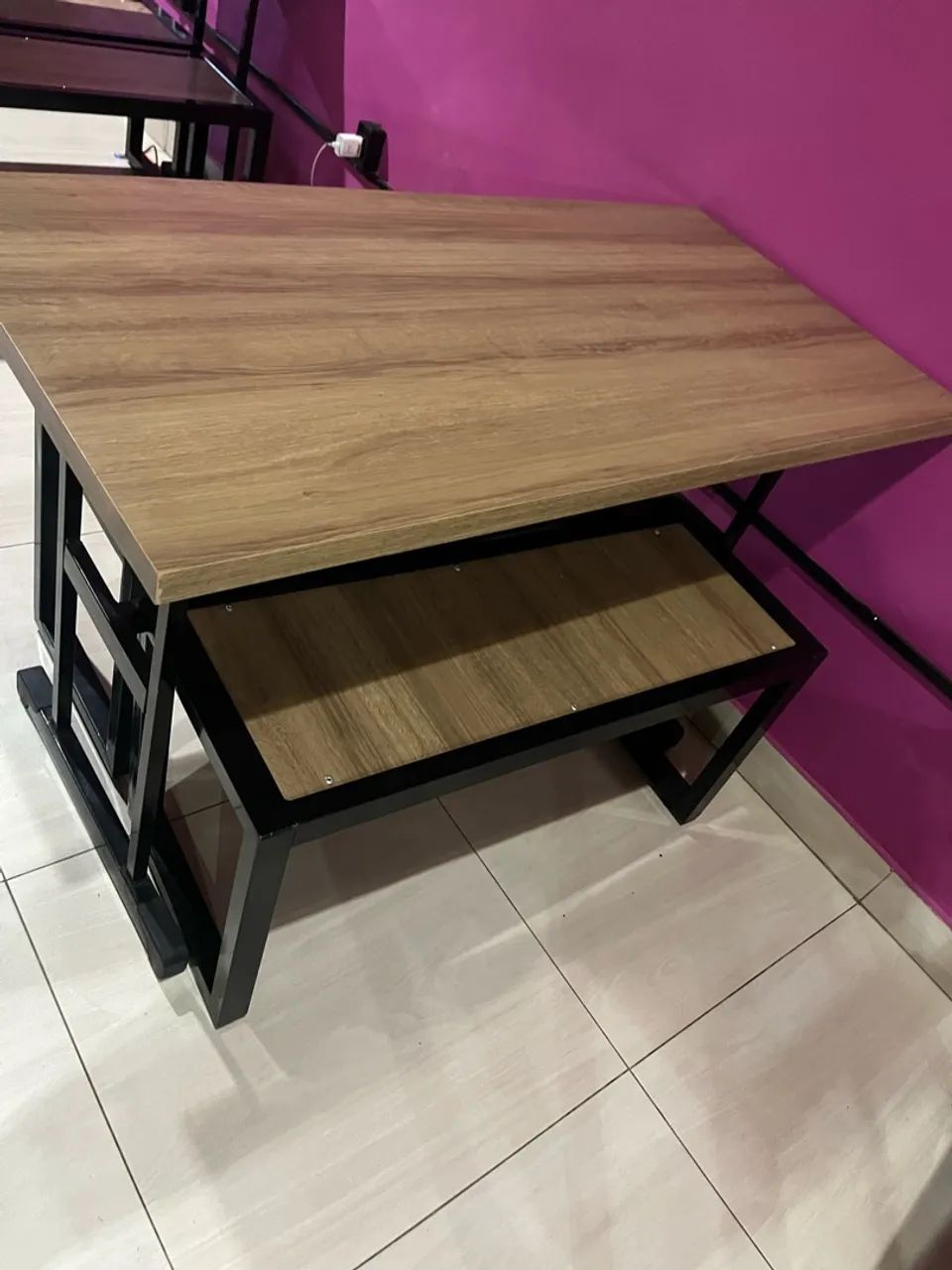 Mesa estilo industrial.