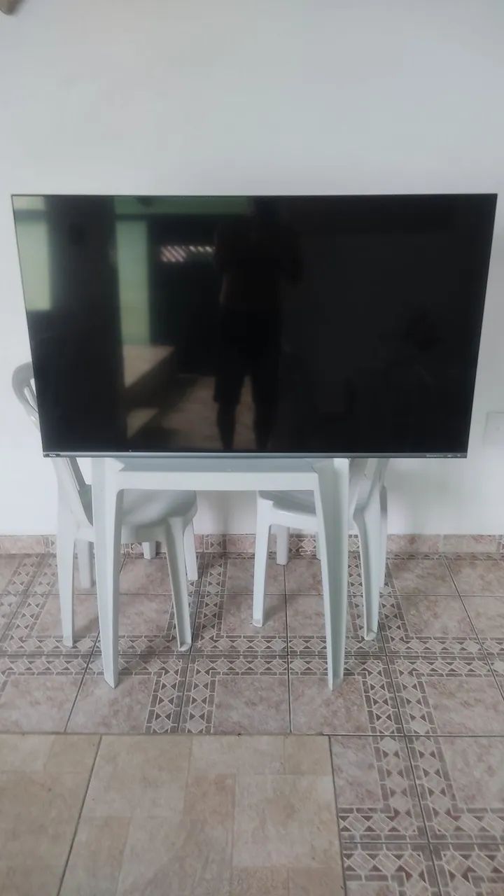 vendo ou troco por celular tv smart 50 polegadas 4k pouco tempo de uo listras na tela  - Foto 4