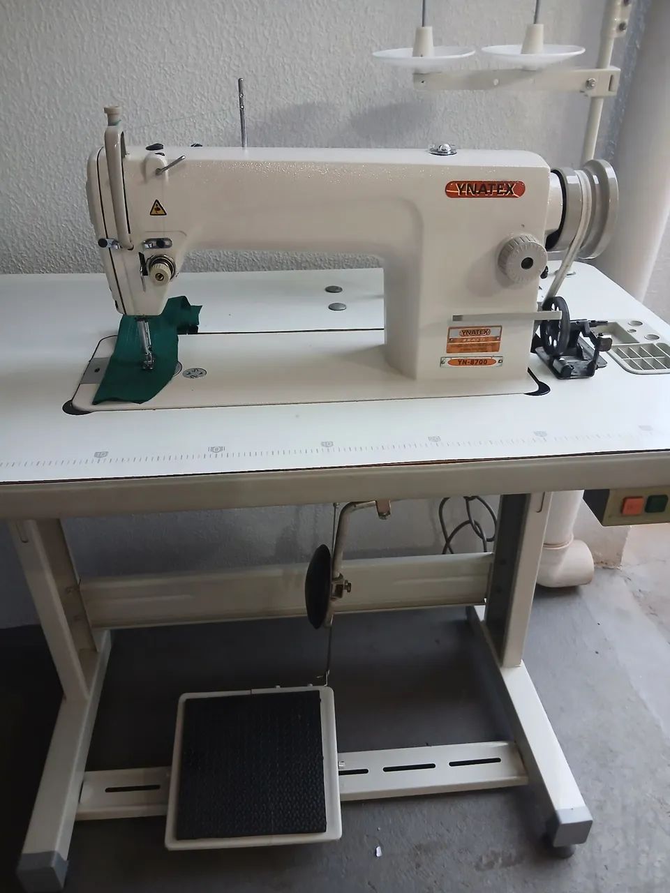 Máquina de costura reta Ynatex 