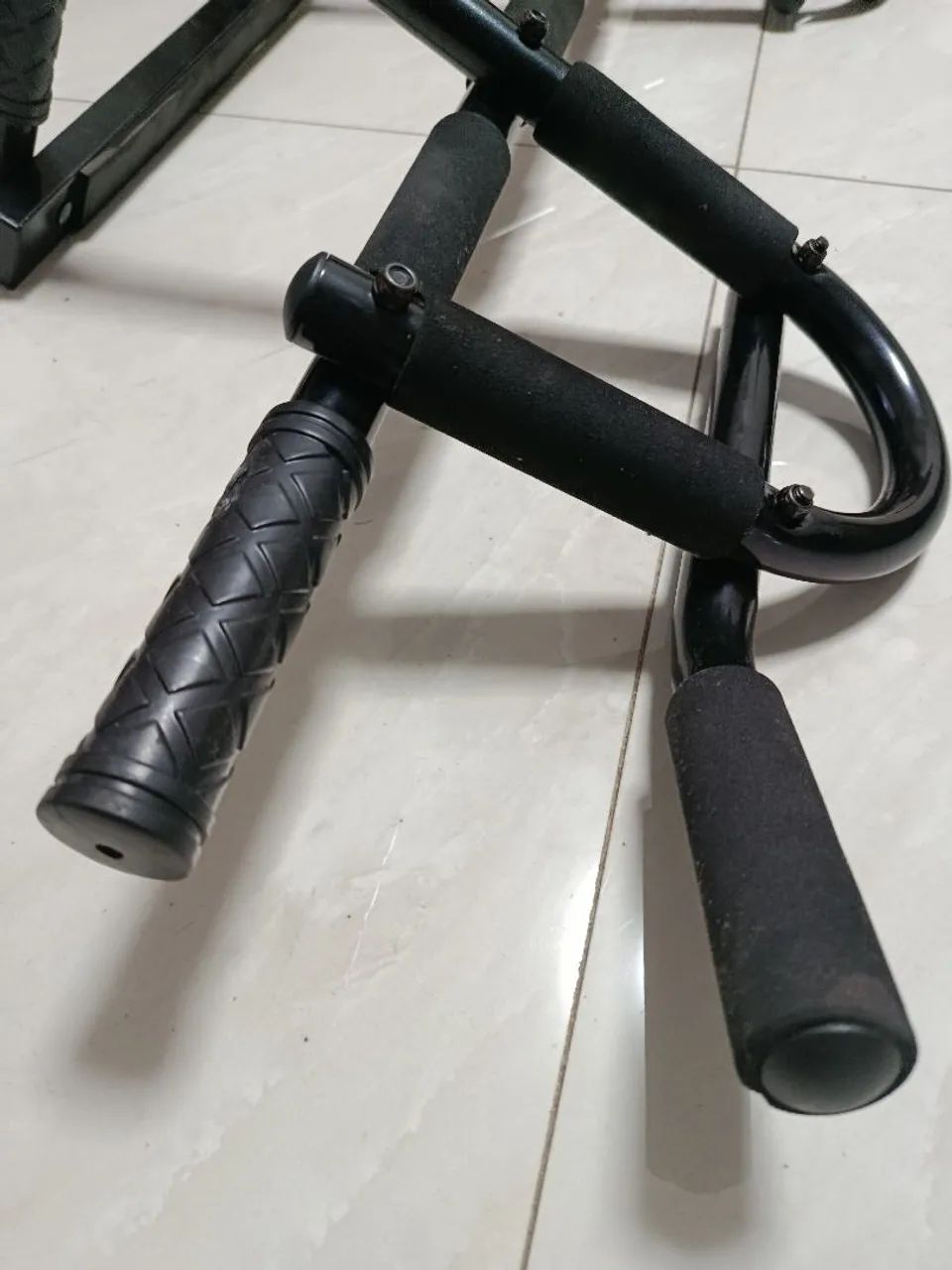 Barra multifuncional de porta (também conhecida como pull-up bar ou workout bar) - Foto 2
