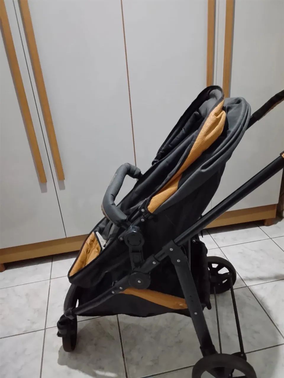 Carrinho de bebê com bebê conforto  - Foto 2