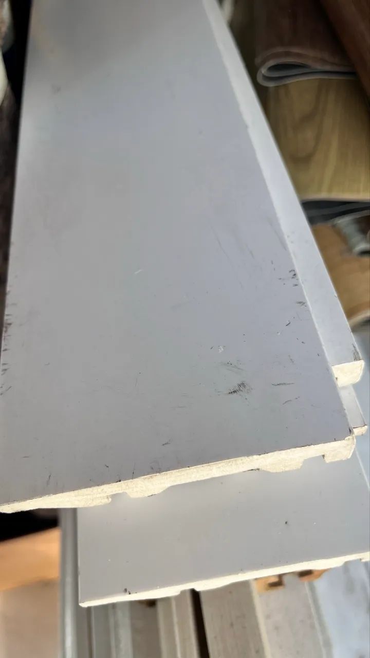 Rodapés novos com pequenas avarias 