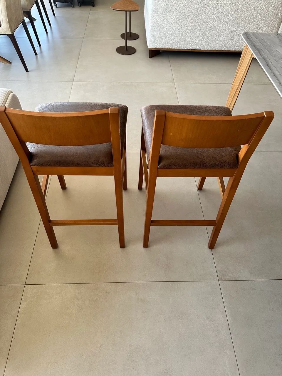 Par de banquetas em madeira e couro legítimo - Foto 4