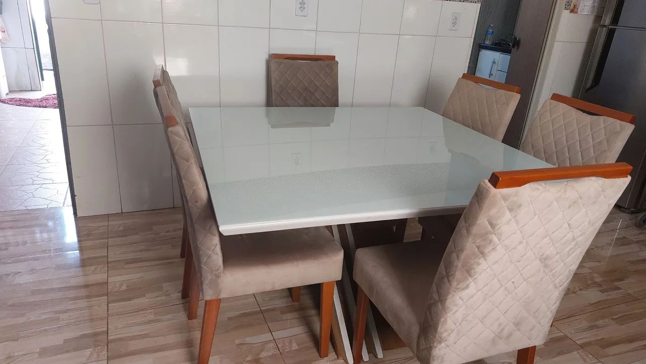 Mesa semi-nova com seis cadeiras acolchoadas 