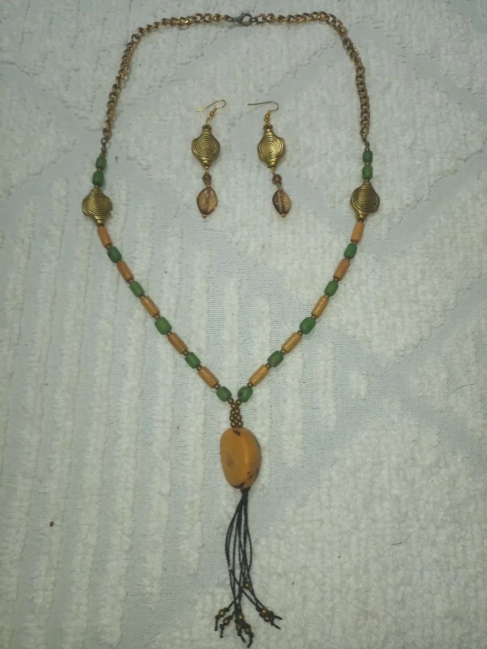 Lindo e Elegante Conjunto de Colar e Brincos;  Acompanha Caixinha do Conjunto