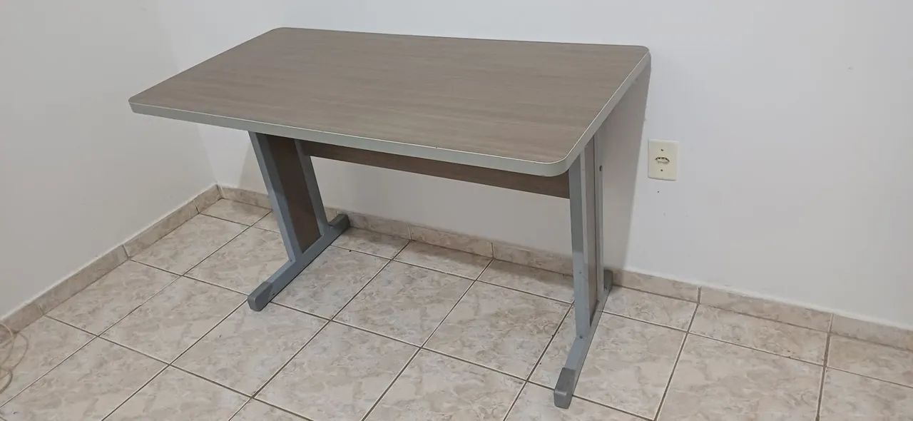 Mesa Secret C/Pé Metálico