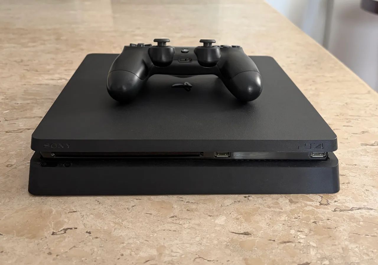 PS4 Slim 500GB com jogos e controle