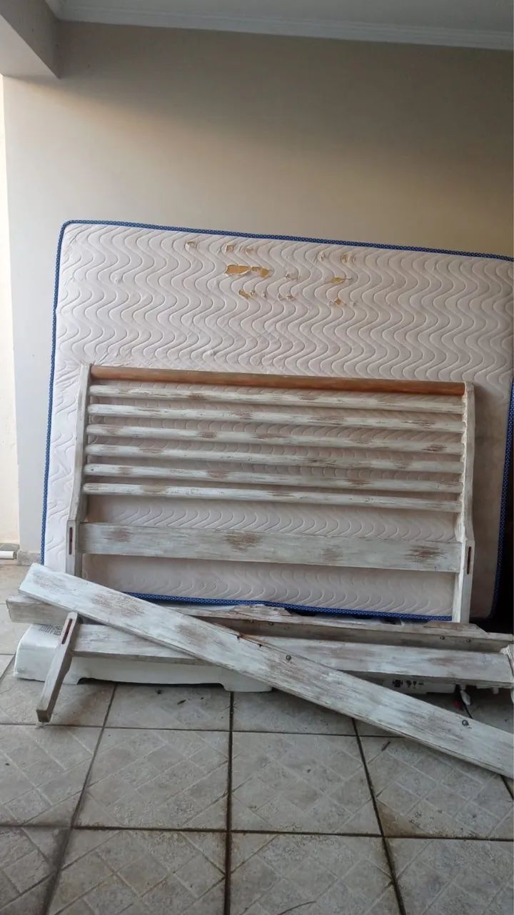 Cama Queen size em madeira  maciça  com colchão  - Foto 4