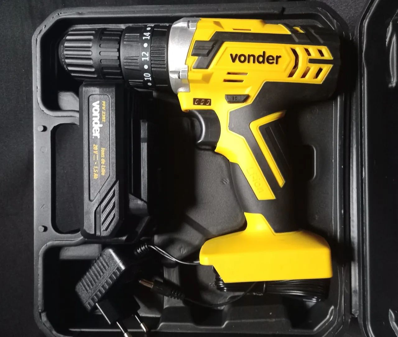 Parafusadeira/Furadeira Com Impacto (VONDER 20V) - 17 Peças na Maleta