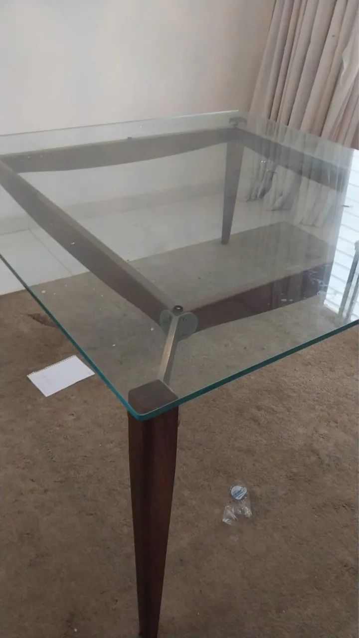 Mesa de Jantar em vidro e bases de madeira