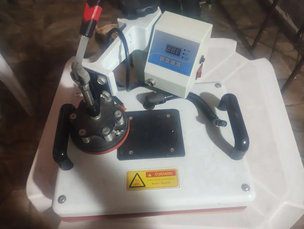 Máquina de estampar canecas e camisetas