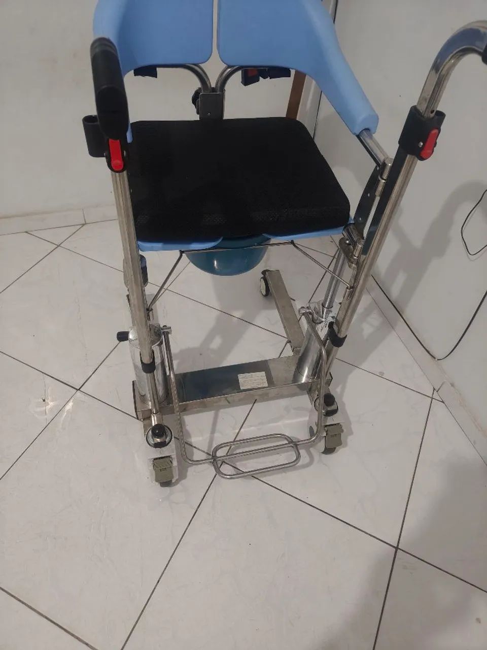 Cadeira de rodas banho e alimentação 