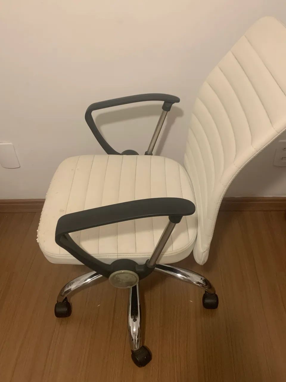 Cadeira de escritório branca com ajuste 