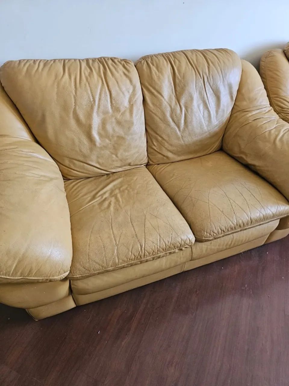 SOFA EM COURO-COR MOSTARDA PRA REFORMA - Foto 2